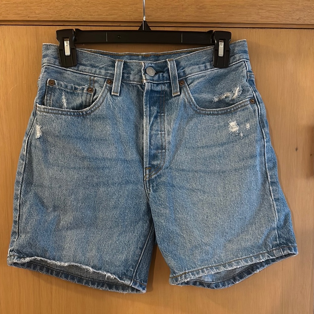 Levi’s 501 Women’s Mid Thigh Denim Jean Shorts Button Fly Size W26 - Picture 2 of 9